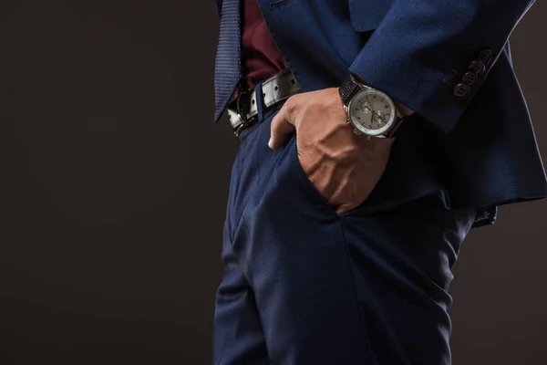 Beskuren Bild Affärsman Med Armbandsur Står Med Handen Fickan Isolerade — Stockfoto