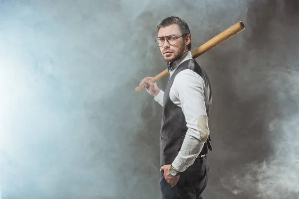 Homem Elegante Sério Segurando Bastão Beisebol Olhando Para Câmera Enquanto — Fotografia de Stock Grátis