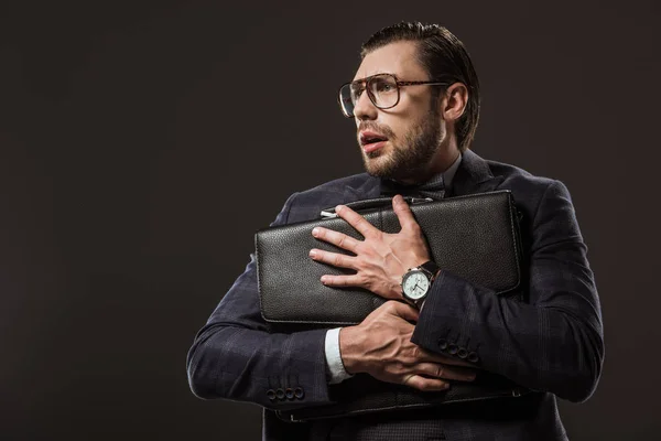 Ängstlicher Geschäftsmann Mit Brille Umarmt Aktentasche Und Schaut Isoliert Auf — Stockfoto