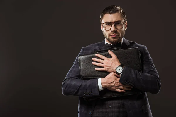 Serio Hombre Negocios Gafas Abrazando Maletín Mirando Cámara Aislada Negro — Foto de Stock