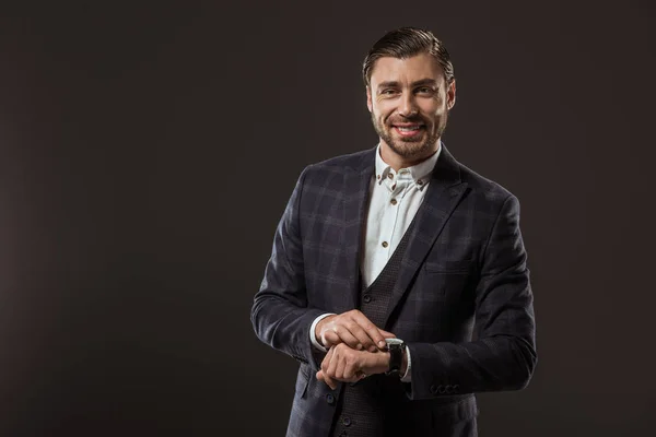 Bonito Elegante Jovem Verificando Relógio Pulso Sorrindo Para Câmera Isolada — Fotografia de Stock