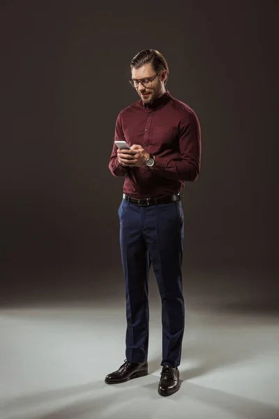 Vista Completa Hombre Guapo Gafas Con Teléfono Inteligente Negro — Foto de Stock