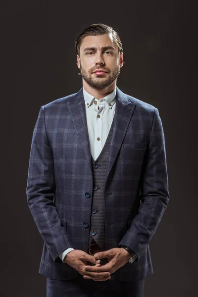 Retrato Homem Elegante Bonito Terno Olhando Para Câmera Isolada Preto — Fotografia de Stock