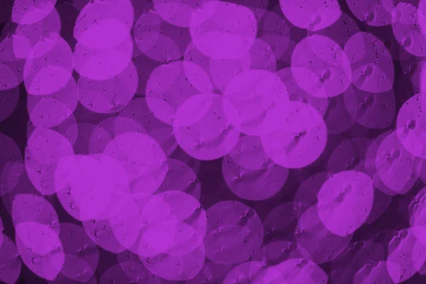 美しい光沢のある紫は 背景のボケ味をデフォーカス  — 無料ストックフォト