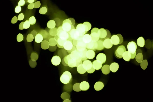 Hermoso Bokeh Verde Brillante Desenfocado Sobre Fondo Negro — Foto de stock gratis