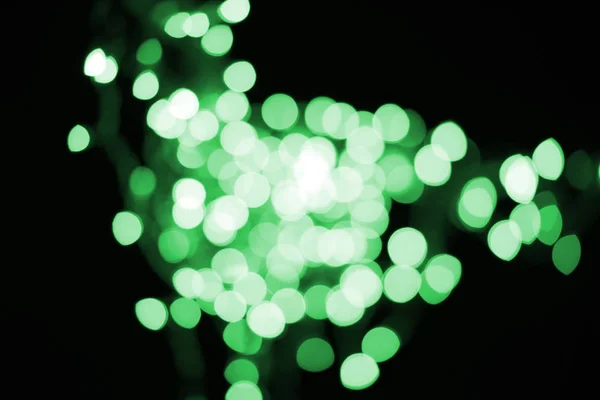 Hermoso Bokeh Verde Brillante Desenfocado Sobre Fondo Negro — Foto de Stock