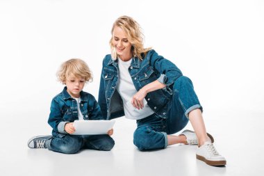 Anne ve oğlu tablet üzerine beyaz kullanma