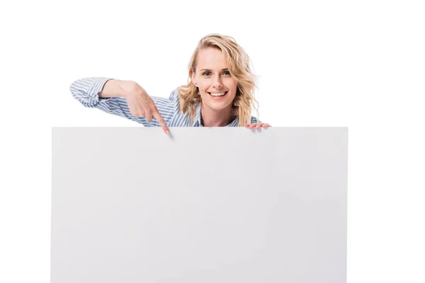 Sorrindo Mulher Atraente Apontando Cartaz Branco Isolado Branco — Fotografia de Stock