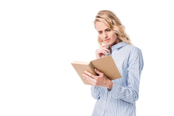 Mujer Atractiva Pensativa Lectura Libro Aislado Blanco — Foto de Stock