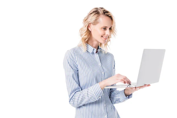 Atractiva Mujer Usando Portátil Aislado Blanco — Foto de Stock