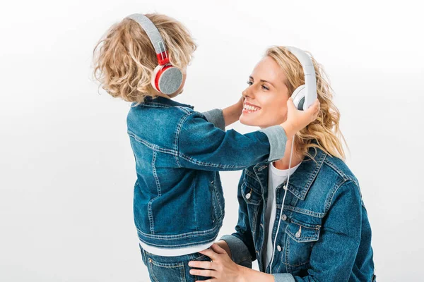 Madre Hijo Escuchando Música Con Auriculares Aislados Blanco —  Fotos de Stock
