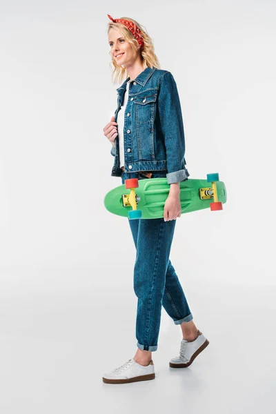 Vacker Kvinna Promenader Med Väska Och Skateboard Isolerad Vit — Gratis stockfoto