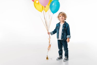 çok güzel çocuk üzerinde beyaz izole renkli balon demeti holding