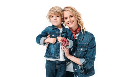 Anne ve oğlu sarılma ve üzerinde beyaz izole kamera bakıyor