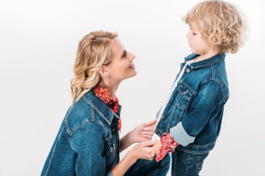 mutlu anne ve elele ve birbirlerine beyaz izole bakarak oğlu
