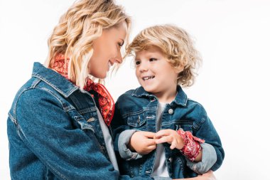 mutlu anne ve oğlu üzerinde beyaz izole birbirlerine bakarak