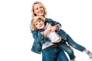 mutlu anne ve oğlu üzerinde beyaz izole eğleniyor