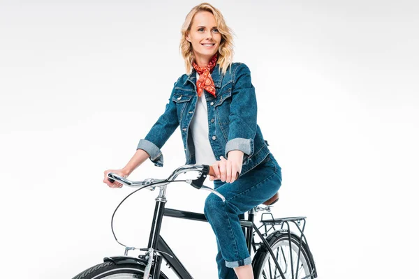 Приваблива Жінка Їде Велосипеді Ізольована Білому — стокове фото
