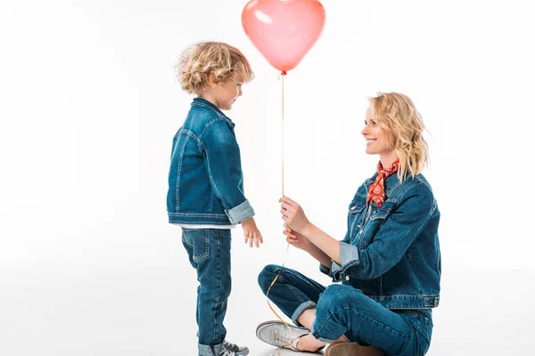 Anne Üzerinde Beyaz Izole Kırmızı Balon Sunmak Oğlu — Stok fotoğraf