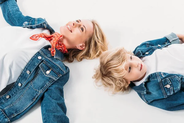 Anne ve oğlu üzerine beyaz yalan yüksek açılı görünüş