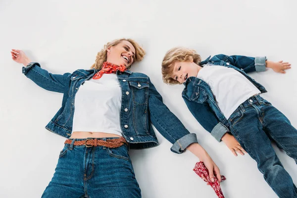 Visão Alto Ângulo Mãe Feliz Filho Deitado Branco — Fotografia de Stock