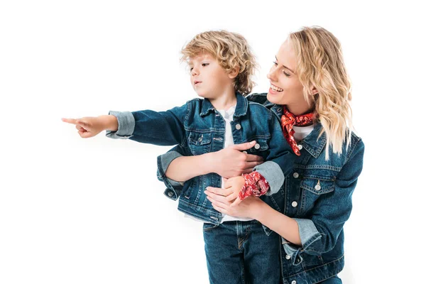 Filho Apontando Algo Para Mãe Isolado Branco — Fotografia de Stock Grátis