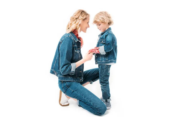 Vista Laterale Madre Figlio Che Tengono Mani Isolate Bianco — Foto Stock