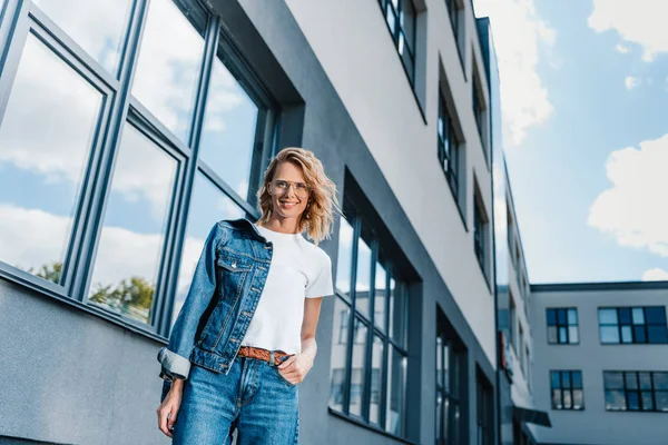 Vista Basso Angolo Donna Posa Giacca Jeans Sulla Strada — Foto Stock