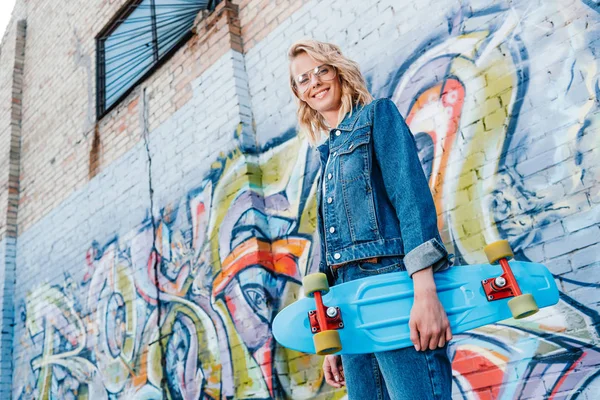 Tiefansicht Einer Lächelnden Frau Die Mit Skateboard Auf Der Straße — Stockfoto