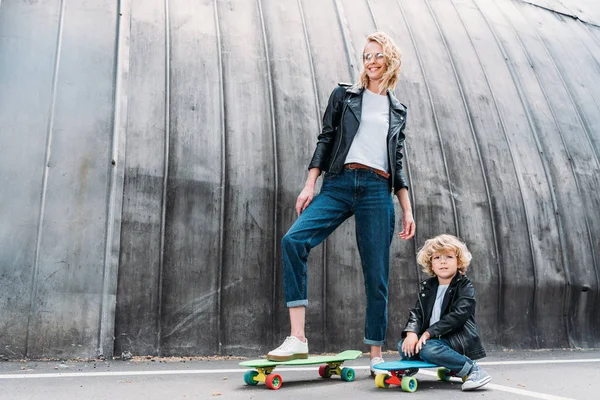 Stylish Mother Son Casual Clothes Skateboards Street — Stock Photo, Image