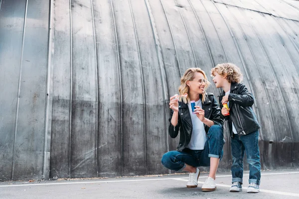 Glückliche Mutter Und Sohn Die Seifenblasen Auf Der Straße Pusten — Stockfoto