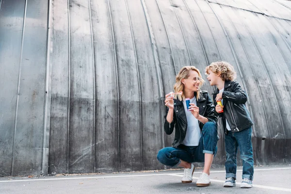 Lycklig Mor Och Son Blåser Såpbubblor Gatan — Stockfoto