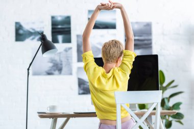 arka streç iş işkadını görünümünü ile iki silah kaldırdı 