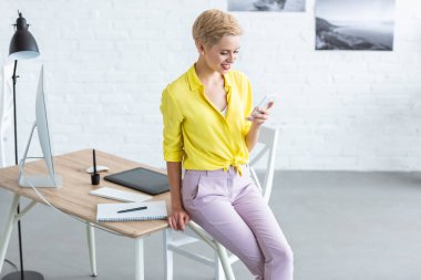 şık gülümseyen kadın freelancer grafik tablet ve ev ofis bilgisayarı ile Smartphone yakınındaki tablo kullanma 