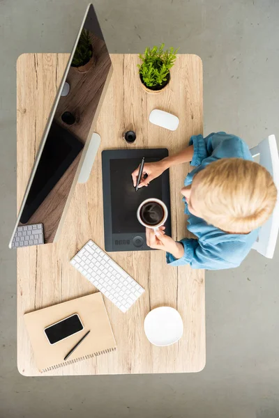 Vista Aérea Del Freelancer Femenino Bebiendo Café Trabajando Tableta Gráfica — Foto de Stock