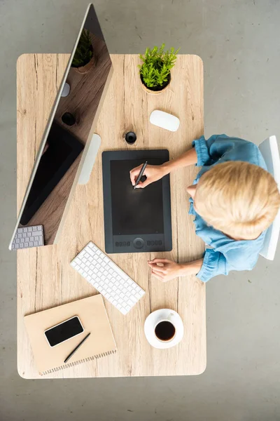 女性自由职业者的最高视图工作的图形片剂在桌子上的咖啡 智能手机和电脑在家里的办公室 — 图库照片