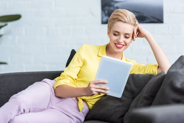 Wanita Muda Yang Bahagia Bergaya Menggunakan Tablet Digital Sofa Rumah — Foto Stok Gratis