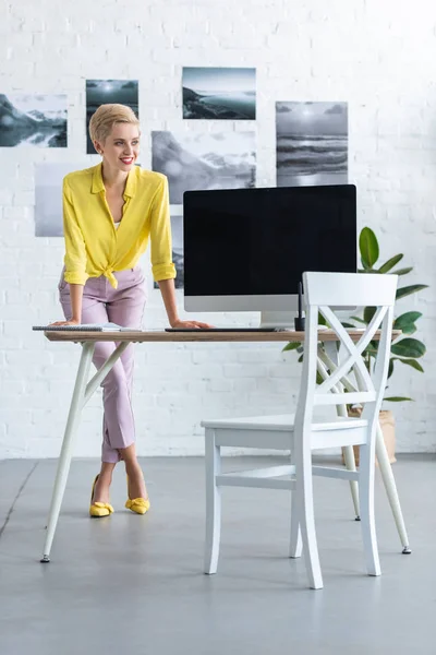 Stylische Junge Geschäftsfrau Steht Mit Computer Tisch Büro — Stockfoto