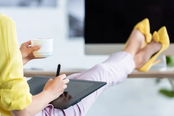 Imagen Recortada Del Freelancer Femenino Bebiendo Café Usando Tableta Gráfica — Foto de Stock