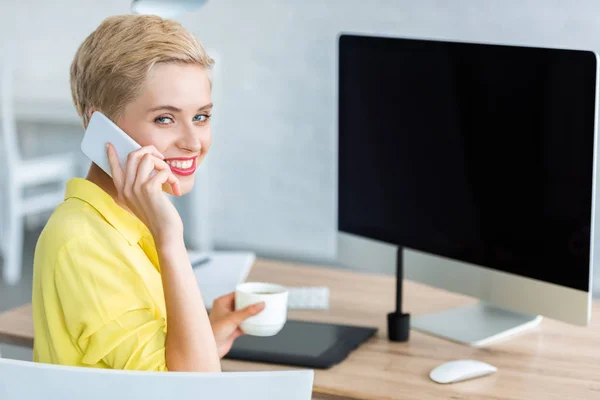 Sorrindo Freelancer Feminino Bebendo Café Falando Smartphone Casa — Fotografia de Stock