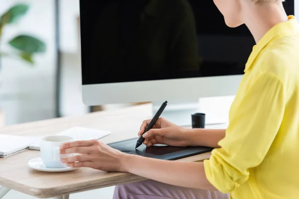 Imagem Recortada Freelancer Feminino Desenho Tablet Gráfico Mesa Com Computador — Fotografia de Stock