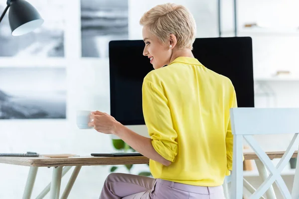 Vista Lateral Sorrir Feminino Freelancer Beber Café Mesa Com Computador — Fotografia de Stock