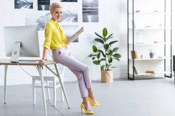 Mujer Freelancer Elegante Que Trabaja Con Libro Texto Cerca Mesa — Foto de Stock