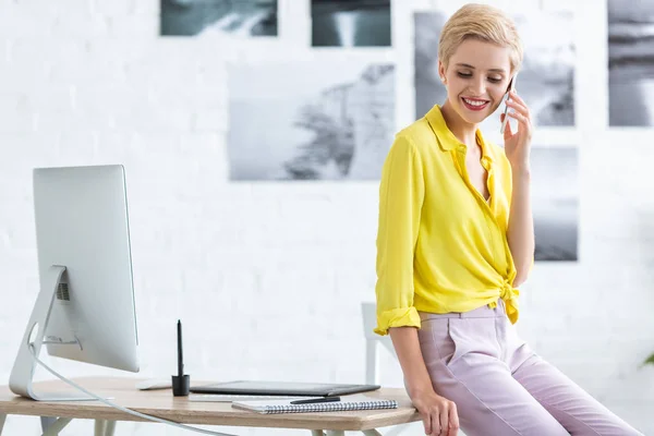 Female Freelancer Talking Smartphone Table Graphic Tablet Computer Home Office — Stock Photo, Image