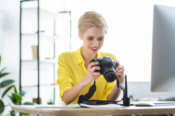 Smiling Female Photographer Looking Camera Screen Table Computer — Stock Photo, Image