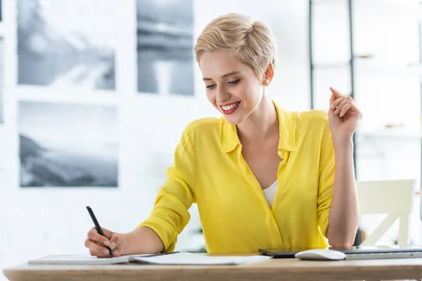 Sorrindo Freelancer Feminino Escrevendo Livro Didático Mesa Com Tablet Gráfico — Fotografia de Stock