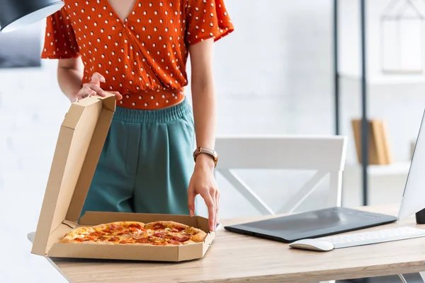 Beskuren Bild Kvinnliga Freelancer Öppna Pizza Box Vid Bord Med — Stockfoto