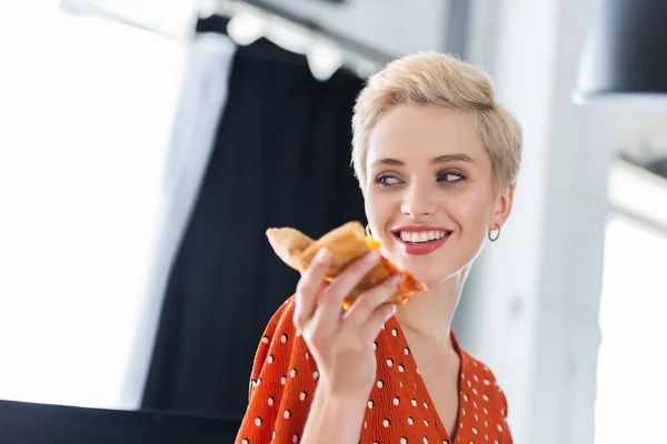 Εσωτερικη Πορτρέτο Του Χαμογελαστό Γυναίκα Κρατώντας Κομμάτι Πίτσα — Δωρεάν Φωτογραφία