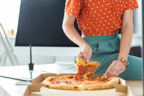 Kadın Freelancer Kutusunu Bilgisayar Ile Masada Pizza Dilimi Alarak Resim — Stok fotoğraf