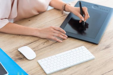 kadın Freelancer grafik tablet ev ofis masada çizim kırpılmış görüntü 